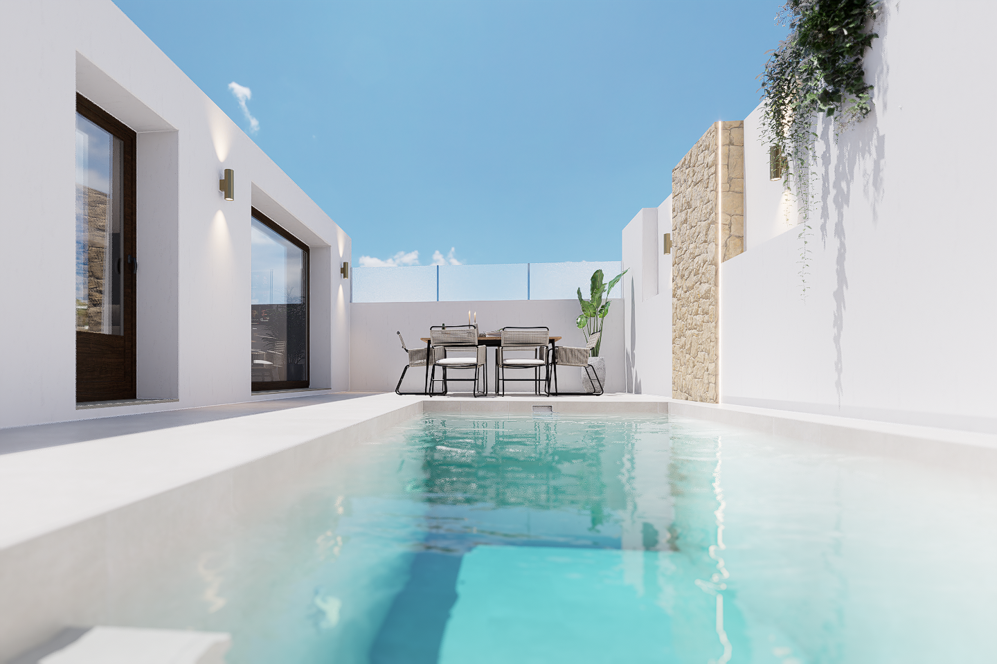 Reflejos en piscina y sol patio reformado vivienda Huétor Vega