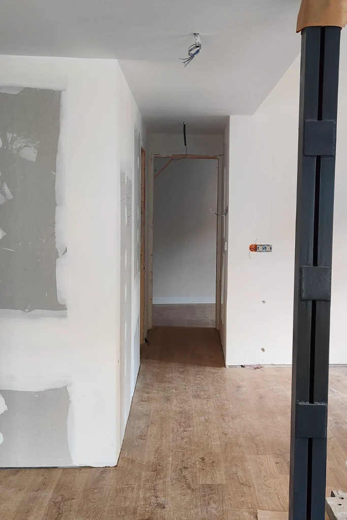 Rehabilitación de vivienda en centro histórico, pilar visto metálico, suelo de madera laminada y paredes en pladur sin pintar